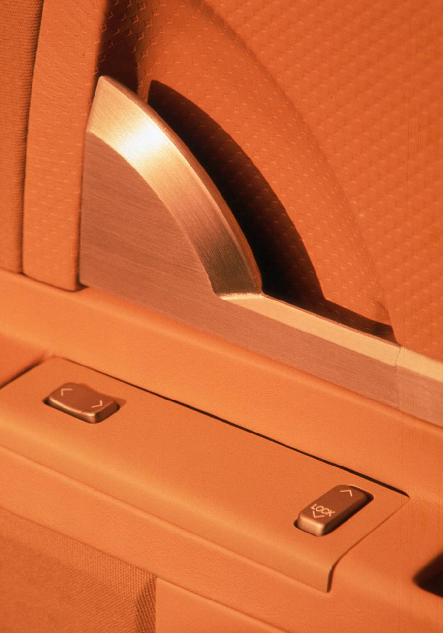  Cadillac Evoq Concept 1999 года  (фото 15 из 41)
